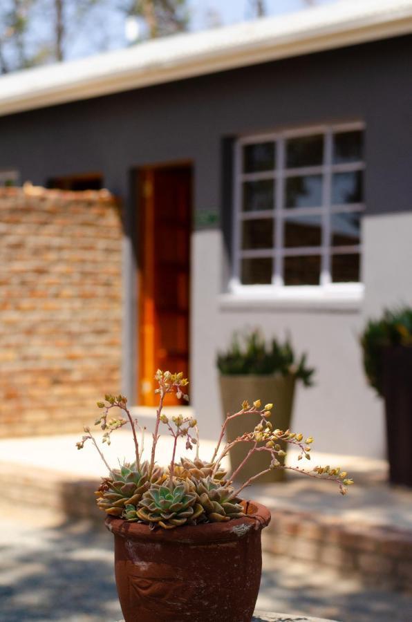 Desert Dew Guest House Hutchinson Exterior photo