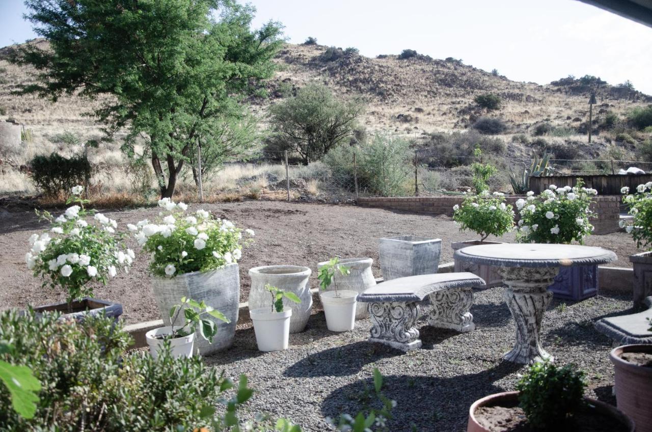 Desert Dew Guest House Hutchinson Exterior photo